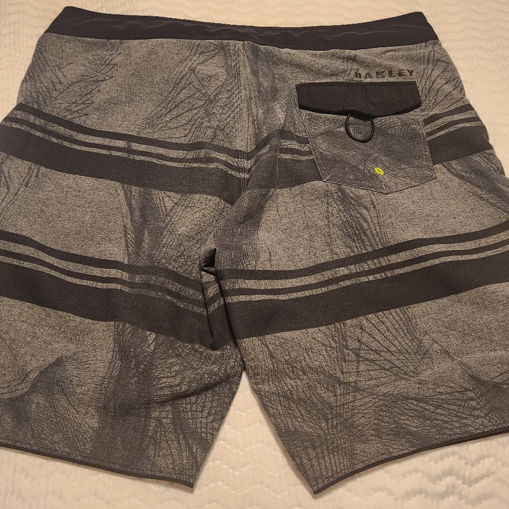 Oakley Black and Gray Board Shorts Size 36 - Picture 2 of 13
